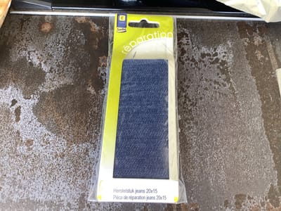 opstijkbaar reparatiedoek voor donkerblauwe jeans. snelfix. sorbo.20 x 15 cm