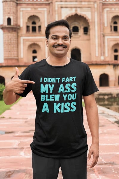 Shirt - I didn’t fart, my ass blew you a kiss - Wurban Wear | Grappig shirt | Leuk cadeau | Unisex tshirt | Meme shirt | Vaderdag | Dirty shirt | Zwart