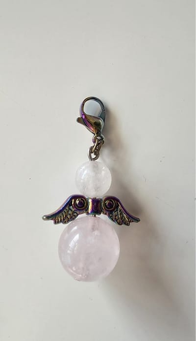 Beschermengel Rozenkwarts Hanger met een meerkleurig vleugeltje, tashanger, sleutelhanger, geluksengel, kerstengel, kersthanger, kerst ornament, cadeau, autodecoratie, geluksengel, bescherm engel, engel, edelsteen, spiritueel, babyshower .
