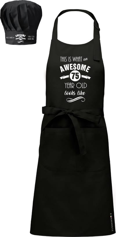 Cadeauset - Cadeauschort - Leeftijdcadeau - Tekstschort - Keukenschort - BBQ schort + koskmuts - zwart - bedrukt met Awesome - met de leeftijd - 75