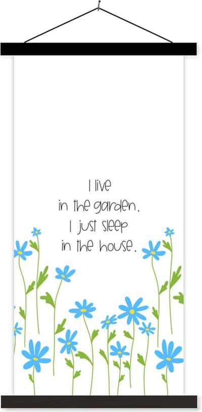 Posterhanger incl. Poster 40x80 cm - Schoolplaat - Quotes - I live in the garden I just sleep in the house - Spreuken - Textielposter - Zwarte latten