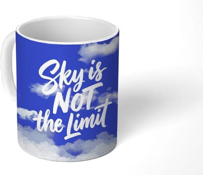 Mok - Koffiemok - Sky is not the limit - Blauwe lucht - Wolken - Mokken - 350 ML - Beker - Koffiemokken - Theemok - Mok met Tekst