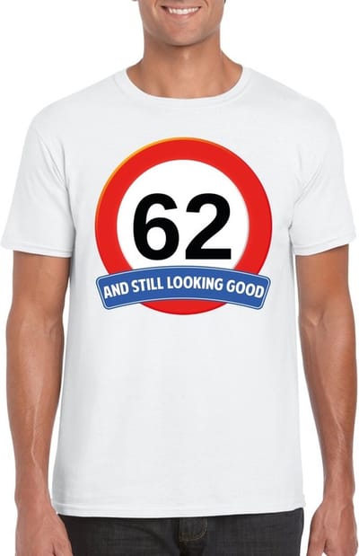 62 jaar and still looking good - t-shirt met verkeersbord print - wit - voor heren - verjaardag cadeau - party - feestartikelen 62 jarige S
