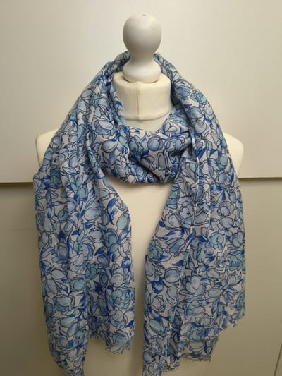 Lange dames sjaal Riena-gebloemd motief-blauw wit zwart koningsblauw lichtblauw