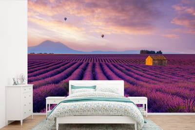 Behang - Fotobehang Lavendel - Luchtballon - Berg - Paars - Breedte 600 cm x hoogte 400 cm