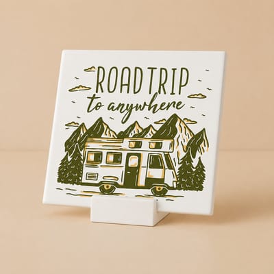 Road Trip to Anywhere Keramische Tegel – 15x15cm met houdertje Avontuurlijke Reis Wanddecoratie voor Camper, Vanlife & Natuurliefhebbers