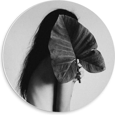 KuijsFotoprint - Schilderij - Vrouw Met Groot Blad Haar Gezicht - Zwart, Wit En Grijs - 30 X 30 Cm