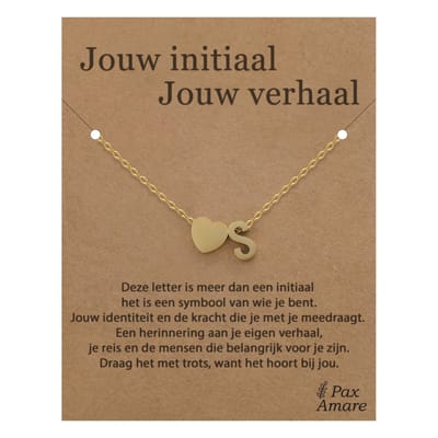 Letter S ketting op Cadeau Kaartje - Jouw initiaal, jouw verhaal - 45cm Goudkleurig Stainless Steel - Initiaal & Hartje Hanger - Pax Amare