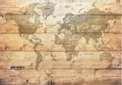 Fotobehangkoning - Behang - Vliesbehang - Fotobehang Wereldkaart op Houten Planken - Map on Boards - 150 x 105 cm