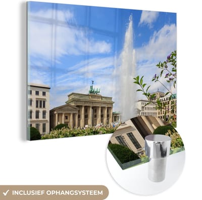 ® Glasschilderij 180x120 cm - Schilderij acrylglas - Brandenburger Tor met een fontein in het Duitse Berlijn - Foto op glas - Muurdecoratie woonkamer - Wanddecoratie slaapkamer - Schilderijen