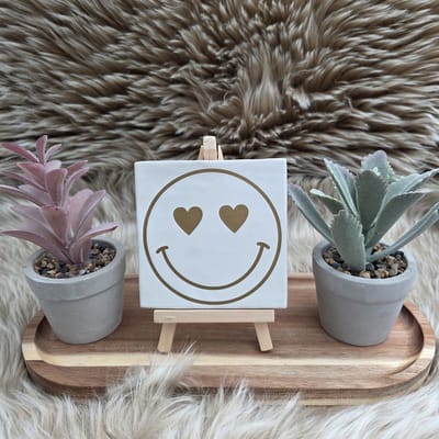 Robuust Wenstegeltje met smiley met hartjesogen – Liefdevol en trendy cadeau – 10x10 cm – Zomaar – Verjaardag – Trendy nu – Verjaardag – Juf/Meester bedankje – Decoratief Tegeltje met Standaard – Cadeau Idee
