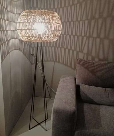 Staande lamp  Design  Vloerlamp handgemaakt Decoratie woonkamer slaapkamer  rattan madura met rotan kap en metalen voet 170 cm