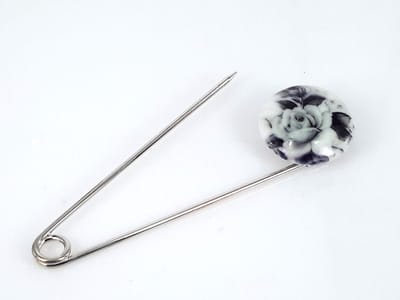 - Speld - Made By Hand - Chique - Zwart/Witte - roosjes in Porselein - zilverkleur.
