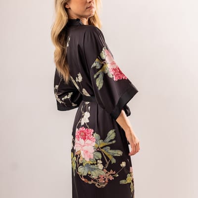 Kimomi - Dames Kimono satijn zwart met roze pioenrozen - one size - geschikt voor maat XS t/m XL - nachtkleding, ochtendjas, cadeau voor haar