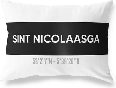 Tuinkussen SINT NICOLAASGA - FRIESLAND met coördinaten - Buitenkussen - Bootkussen - Weerbestendig - Jouw Plaats - Studio216 - Modern - Zwart-Wit - 50x30cm