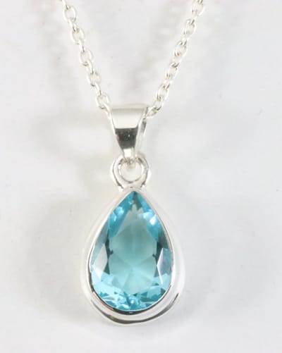 Druppelvormige zilveren hanger met blauwe topaas aan ketting