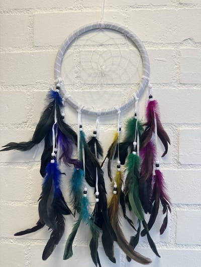 Dromenvanger met veren - wit en meerkleurige veren - Dreamcatcher with feathers- Dia 22 cm x lengte 70 cm - Woonaccessoires