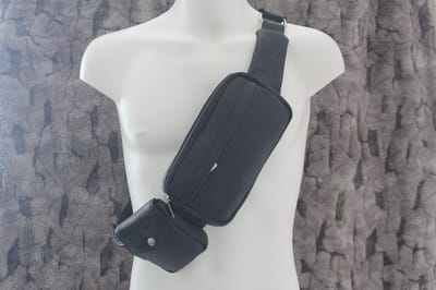 Oi zwarte leren Crossbody bag links en rechts te dragen / herentas om schuin te dragen / tweedelige tas om op borst te dragen / crossbody tas zwart leer / 418