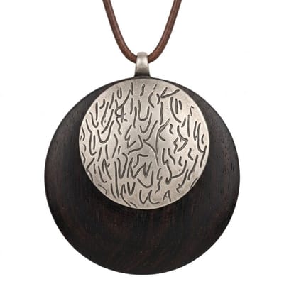 Zwart ronde hanger ketting voor dames – bruin koord met metalen structuur design
