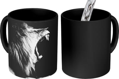 Magische Mok - Foto op Warmte Mokken - Koffiemok - Leeuw - Wilde dieren - Gras - Zwart - Wit - Magic Mok - Beker - 350 ML - Theemok