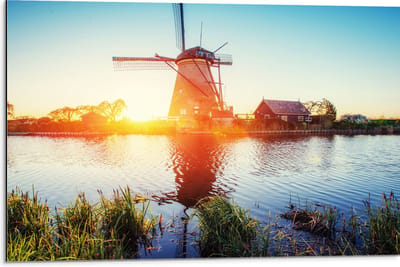 WallClassics - Dibond - Zonlicht langs Hollandse Molen aan het Water - 75x50 cm Foto op Aluminium (Met Ophangsysteem)