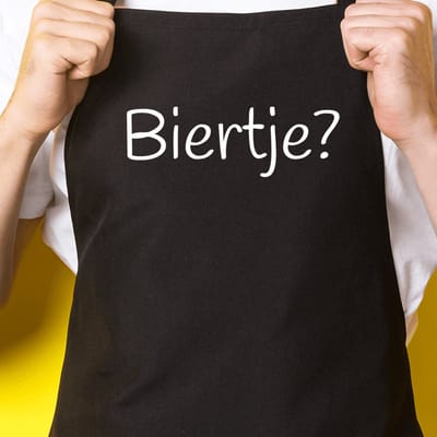 Zwart keukenschort / BBQ-schort met tekst | BIERTJE? | Katoen - One size - Verstelbaar - Wasbaar - Cadeau voor hem - Vaderdag - Gratis verzending - Cadeau voor Kerst & sinterklaas | Incl. 2 jaar garantie