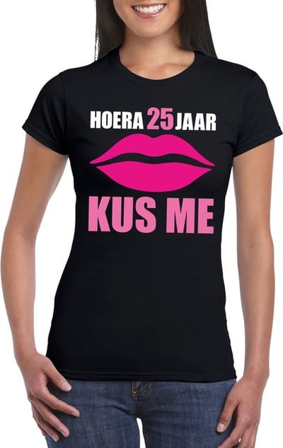 Verjaardag t-shirt zwart dames - Hoera 25 jaar kus me S
