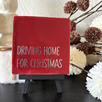 Hartjespost | Tegeltje Driving home for Christmas rood, zilver | schoencadeautjes sinterklaas | santa | tegeltjes met tekst | spreuktegel | tegeltjeswijsheden | Christmas | Xmas | kerstmis | decoratie kerst | 10x10