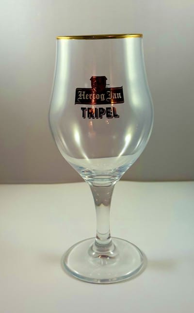 6 stuks Hertog Jan Tripel bierglas op voet.