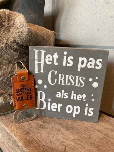 Creaties van Hier - Cadeaupakket bier - Tekstblok 15 cm Het is pas crisis als het bier op is + sleutelhanger king of the road