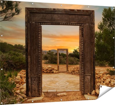 Gards Tuinposter Cale Llentia Deur Opening in Ibiza - 160x120 cm - Tuindoek - Tuindecoratie - Wanddecoratie buiten - Tuinschilderij