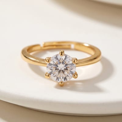 Lundholm Asta Ring Dames Goudkleurig – Premium Stainless Steel Jewellery Gold PVD Plated – Verstelbare Ring met Witte Zirkonia Steen – One Size Ringen Dames Goud Kleurig Sieraad Cadeau voor Vrouw – my Scandinavisch Design