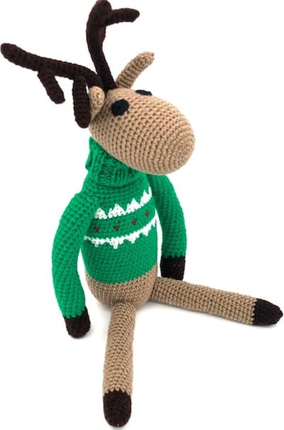 Luna-Leena duurzame eland rendier met groene kersttrui - zachte wol - hand gehaakt in Nepal - kerstdecoratie - kerstcadeau - reindeer - Rudolph - kerstboom cadeau - kerstversiering - foute kersttrui