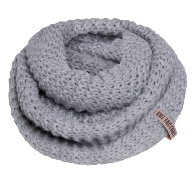 Knit Factory Alex Gebreide Colsjaal - Ronde Sjaal - Grof gebreid - Warme Wintersjaal - Nekwarmer - Wollen Sjaal - Lichtgrijze colsjaal - Dames sjaal - Heren sjaal - Unisex - Licht Grijs - One Size