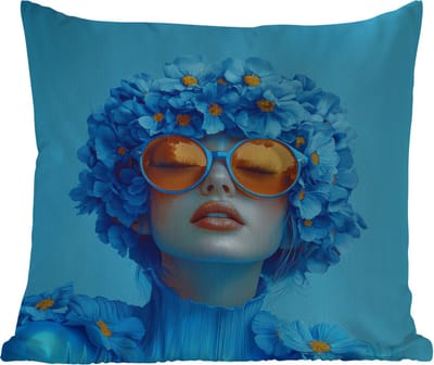 Tuinkussen - Vrouw - Bloem - Blauw - Modern - Bril - Portret - 40x40 cm - Weerbestendig