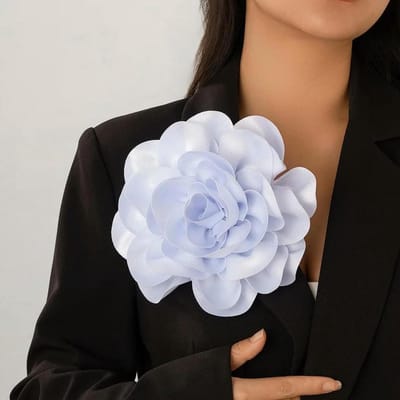 Broche Camellia Bloem - Grote Corsage - Outfit Verfraaien - Elegant Bloemendesign - 20CM - Satijn