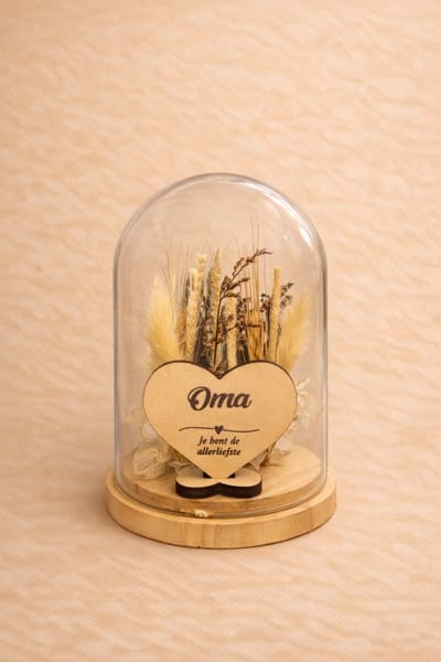 Oma – Je bent de allerliefste! | Droogbloemen stolp met houten hartje