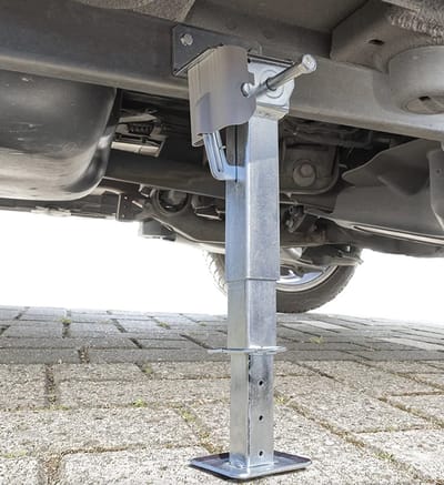 Uitdraaisteunen camper achterzijde 290-460mm 500KG per steun. Camper steunen achterzijde onder