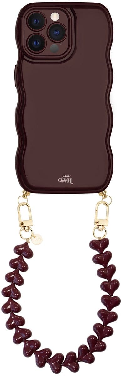 xoxo Wildhearts Glossy Wavy Cord Case Burgundy - Funky Hearts (Burgundy) - geschikt voor iPhone 13 Pro Max - hoesje met koord - telefoonkoord met hartjes - golvend hoesje - silicone case - schokbestendig - bordeaux rood