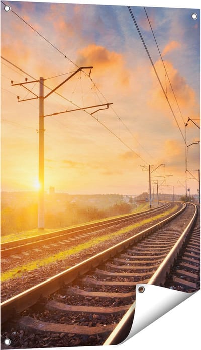 Gards Tuinposter Rails Spoorweg bij Zonsondergang - 60x90 cm - Tuindoek - Tuindecoratie - Wanddecoratie buiten - Tuinschilderij