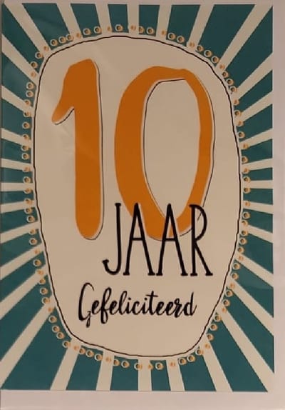 Van harte gefeliciteerd! Je bent 10 jaar geworden! Hiep, hiep, hoera! Tijd voor een feestje! Een kleurrijke kaart om zo te geven of om bij een cadeau te voegen. Een dubbele wenskaart inclusief envelop en in folie verpakt.