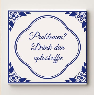 Grappige Koffie Tegel 15x15cm – “Problemen? Drink dan Oploskoffie” – Humoristische Delfts Blauwe Wanddecoratie – Leuk Cadeau voor Koffieliefhebbers
