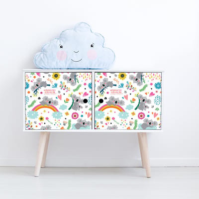 Sticker voor kindermeubels met koala's op een regenboogbed, 40 x 60 cm