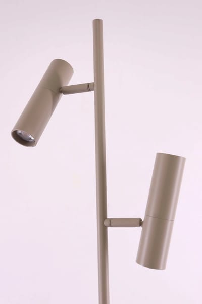 Minimalistische zandkleurige vloerlamp met twee verstelbare spots