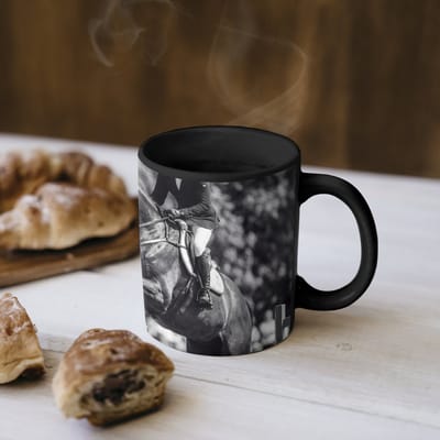 Magische Mok - Foto op Warmte Mokken - Koffiemok - Springen - Paard - Zwart - Wit - Magic Mok - Beker - 350 ML - Theemok