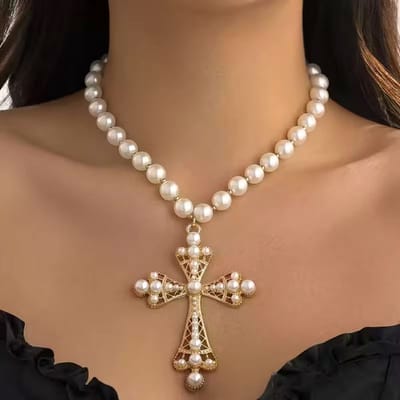 Luxe Witte Parelketting met Groot Barok Kruis – Goudkleurige Kruis Ketting Dames – 38+7 cm verstelbaar – Nikkelvrij