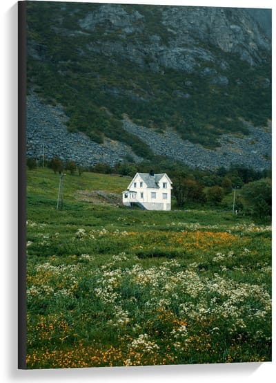 Canvas  - Huisje aan de Rand van de Berg - 60x90cm Foto op Canvas Schilderij (Wanddecoratie op Canvas)