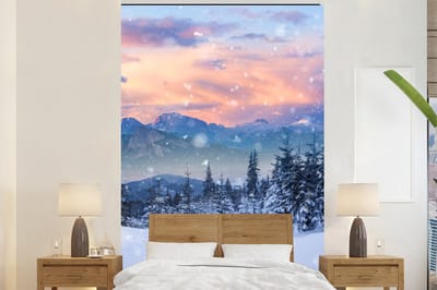 Behang - Fotobehang Sneeuw - Lucht - Bos - Winter - Breedte 160 cm x hoogte 240 cm