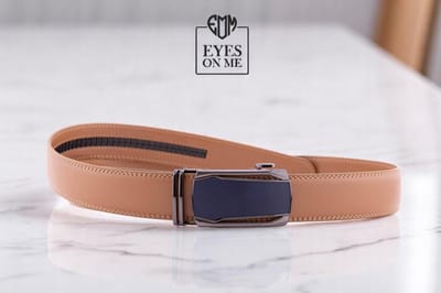 Lichtbruine lederen riem zonder gaatjes met automatische gesp voor heren ( model L132 )