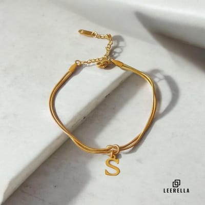Leerella | S | Stijlvolle Letter Armband van Hoogwaardig RVS in Goudkleur met Initialen – Perfect voor Dames en Heren | Luxe Accessoire met Persoonlijke Touch Moederdag, Valentijnsdag en Verjaardag Cadeau 16+5cm
